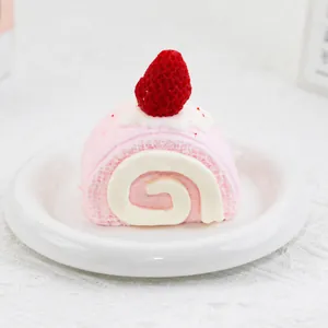 Détail d'un jouet anti-stress en silicone en forme de gâteau à la fraise sur une assiette