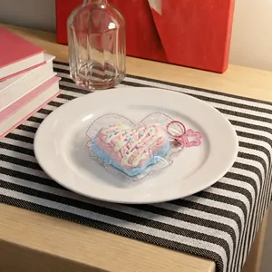 Vista detallada de un juguete blando de silicona en forma de corazón en un plato