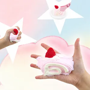 Gros plan d'un jouet squishy gâteau aux fraises étiré et pressé pour soulager le stress.