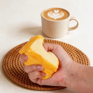 Gedetailleerde macro-opname van een melktoast squishy speeltje voor stressverlichting