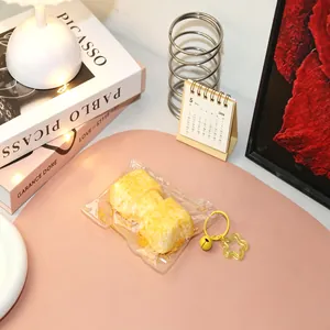 Primer plano del llavero squishy con forma de pastel de arroz de silicona para el estrés