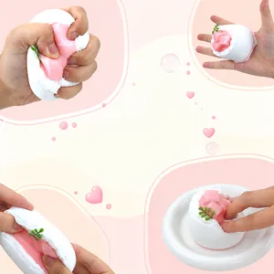 Primo piano della consistenza soffice del giocattolo squishy alla torta al cocco