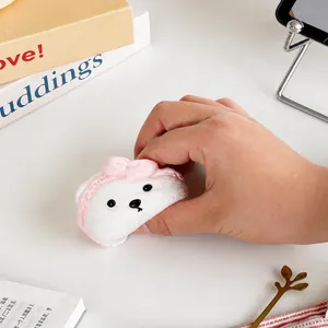 Gros plan d'un jouet squishy ours avec nœud en silicone alimentaire pour le stress