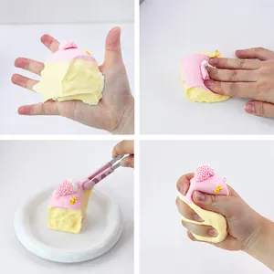 Dettaglio ravvicinato dello squishy a forma di torta alle fragole rosa schiacciato