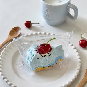Gros plan détaillé d'un jouet squishy en forme de part de gâteau au sel de mer bleu