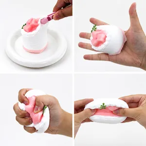 Vista dettagliata dello squishy a forma di torta al cocco che mostra la morbidezza