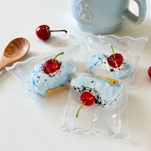 Gros plan d'un jouet squishy gâteau triangle au sel de mer en emballage individuel