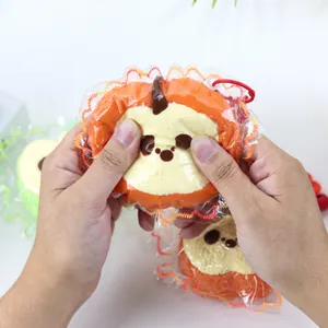 Detalle de manos apretando un suave juguete antiestrés de silicona con forma de manzana