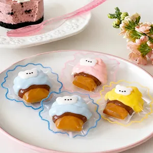Vue détaillée de quatre adorables jouets à presser cupcakes avec oursons sur une assiette
