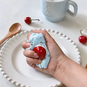 Gros plan d'un jouet squishy gâteau au sel de mer bleu en silicone souple