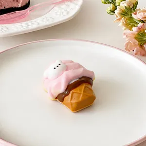 Détail macro d'un jouet squishy ours crème glacée rose en silicone souple alimentaire