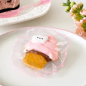 Gros plan d'un mignon jouet anti-stress en forme de glace avec une tête d'ours blanc