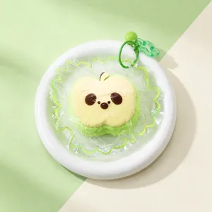Primer plano de un juguete antiestrés con forma de manzana en su empaque