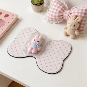 Nahaufnahme eines rosa Silikon-Hasen-Quetschspielzeugs in Verpackung auf einer Matte