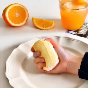 Primer plano de una mano apretando un juguete blando de galleta