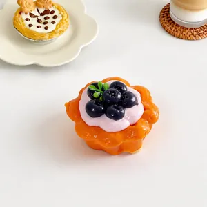 Vue détaillée d'un jouet antistress en forme de tarte aux bleuets réaliste et souple
