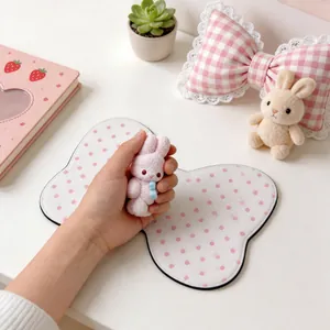 Nahaufnahme einer Hand, die ein rosa Kaninchen-Spielzeug zur Stressbewältigung drückt.