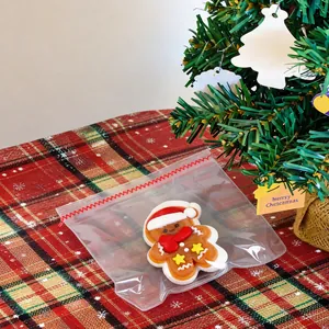 Λεπτομερής άποψη σιλικόνης squishy παιχνιδιού gingerbread man σε συσκευασία.