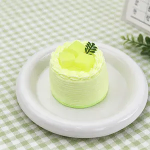Dettaglio di un giocattolo squishy a forma di torta al cocco in silicone alimentare