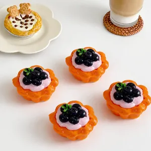 Vue détaillée des jouets de décompression en forme de tarte aux bleuets réalistes