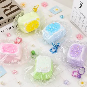 Buntes Set aus Katzenkopf-Fruchtgelee-Squishy-Spielzeugen mit süßen Sternen-Schlüsselanhängern