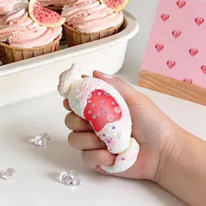 Gros plan macro d'un jouet spongieux en silicone en forme de bonbon pressé à la main