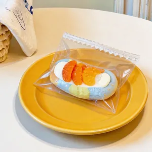 Vue détaillée du jouet squishy biscuit à l'orange fait main dans un emballage plastique
