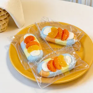 Gros plan de jouets à presser en silicone sur le thème de l'orange emballés