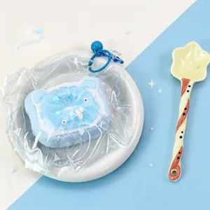 Nahaufnahme eines blauen Jelly-Katzenkopf-Squishy-Spielzeugs in klarer Dekoverpackung