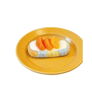 Gros plan d'un jouet squishy biscuit à la mandarine avec texture réaliste