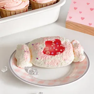 Vue détaillée d'un jouet squishy en silicone en forme de bonbon avec cœur en gelée