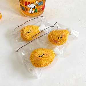 Gros plan de trois jouets squishy en peluche mignons en forme de cuisse de poulet frit