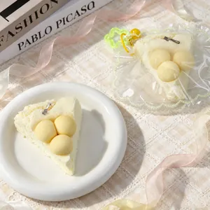 Detail des dreieckigen Kuchen-Squishy-Spielzeugs aus weichem Silikon zum Stressabbau
