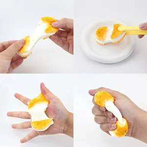 Primer plano de la textura elástica de un juguete antiestrés de silicona con forma de galleta