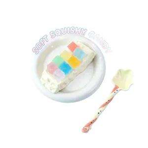 Jouet squishy coloré en silicone en forme de gâteau avec des bonbons décoratifs