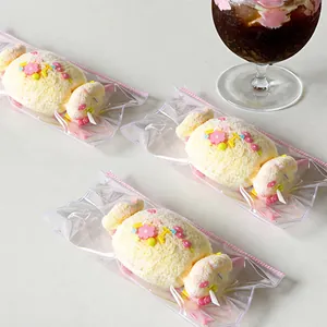 Vista dettagliata di tre giocattoli antistress a forma di caramella per il relax