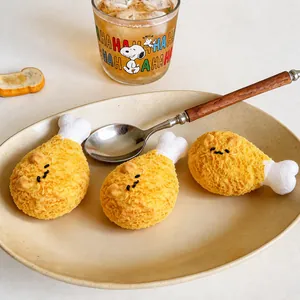 Gros plan de trois adorables jouets squishy en forme de pilon de poulet en peluche