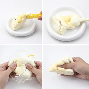 Detailansicht eines dreieckigen Sahnekuchen-Squeezies zum Stressabbau beim Drücken.