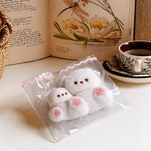 Detailansicht eines handgefertigten Bären-Squishy-Spielzeugs in einem rosa Beutel.