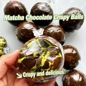 Detaillierte Makroansicht von grünem Matcha und dunklem Schokoladenwachs-Spielzeug