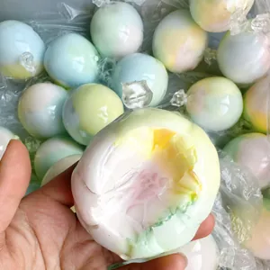 Nahaufnahme eines handgefertigten Stressabbau-Balls mit knuspriger Wachsschale
