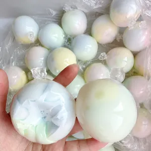 Nahaufnahme des knusprigen handgemachten Squishy-Balls mit Minz-Schokoladen-Textur