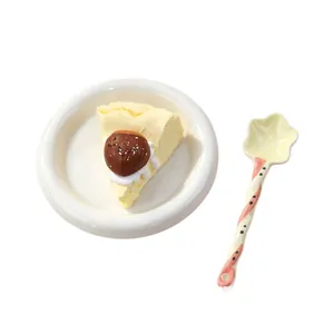 Ensemble de jouets squishy gâteau aux marrons en silicone réaliste avec assiette et cuillère