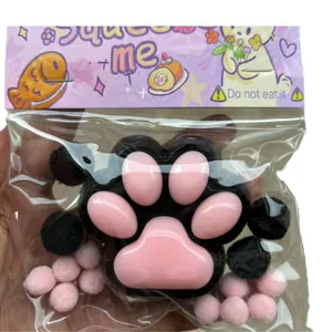 Detailansicht eines 7 cm großen schwarz-rosa Katzenpfoten-Squishy-Spielzeugs in Verpackung.