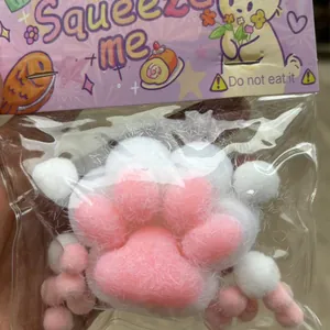 Nahaufnahme eines beflockten Katzenpfoten-Squishy-Spielzeugs in der Originalverpackung.