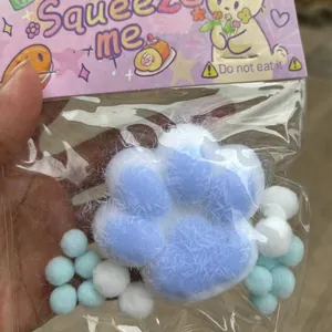 Nahaufnahme eines 7cm beflockten blauen Katzenpfoten-Squishy-Spielzeugs in Verpackung.