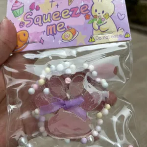 Detailansicht eines rosa glitzernden Katzenpfoten-Quetschspielzeugs