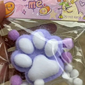 Detailansicht des 7 cm großen lila beflockten Katzenpfoten Squishy Spielzeugs verpackt