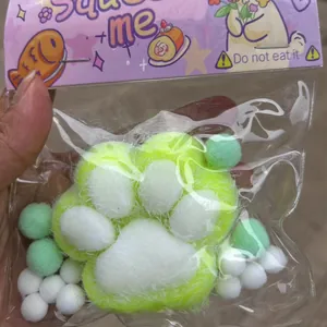Detailansicht eines 7cm beflockten Katzenpfoten-Squishy-Spielzeugs in hellem Grün