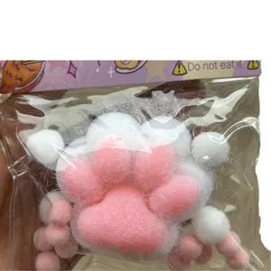 Detailansicht eines 7cm großen rosa-weißen Katzenpfoten-Squishy-Spielzeugs
